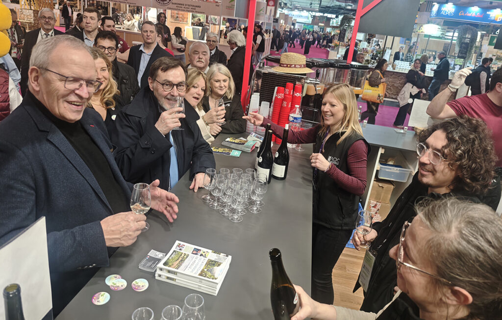Patrick Weiten et des représentants mosellans dégustent des vins AOC Moselle au Salon international de l’agriculture 2026