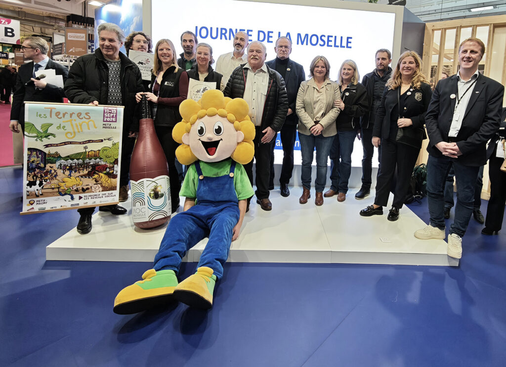 Journée de la Moselle au Salon international de l’agriculture 2026 avec des agriculteurs, des élus et la mascotte de Terres de Jim à Metz
