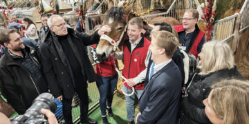Patrick Weiten au Salon international de l’agriculture 2026 entouré de représentants agricoles mosellans