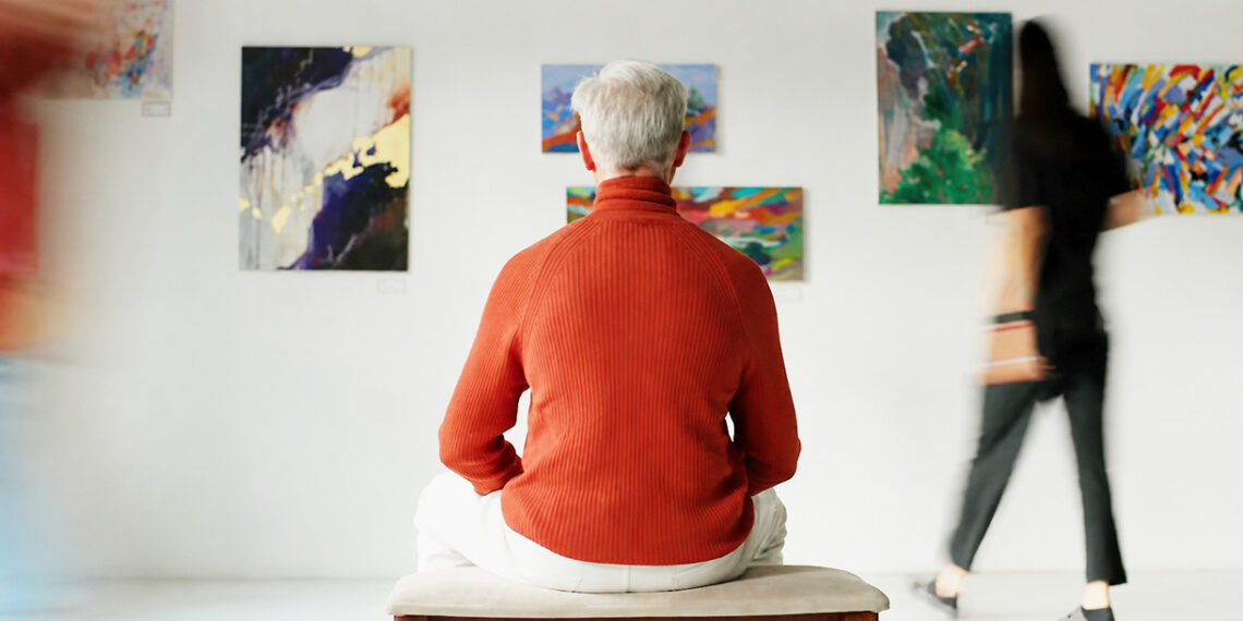 Image d'un visiteur contemplant des œuvres d’art contemporain illustrant l’exposition The Art of Collection