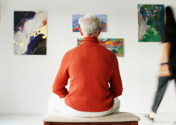 Image d'un visiteur contemplant des œuvres d’art contemporain illustrant l’exposition The Art of Collection