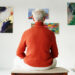 Image d'un visiteur contemplant des œuvres d’art contemporain illustrant l’exposition The Art of Collection