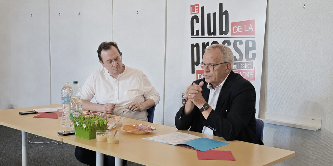 Patrick Weiten répond aux journalistes lors du déjeuner de presse du Club de la Presse Metz-Lorraine consacré à l’hydrogène blanc, à l’agriculture et à l’avenir de la Moselle.