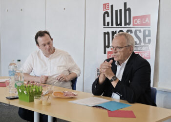 Patrick Weiten répond aux journalistes lors du déjeuner de presse du Club de la Presse Metz-Lorraine consacré à l’hydrogène blanc, à l’agriculture et à l’avenir de la Moselle.