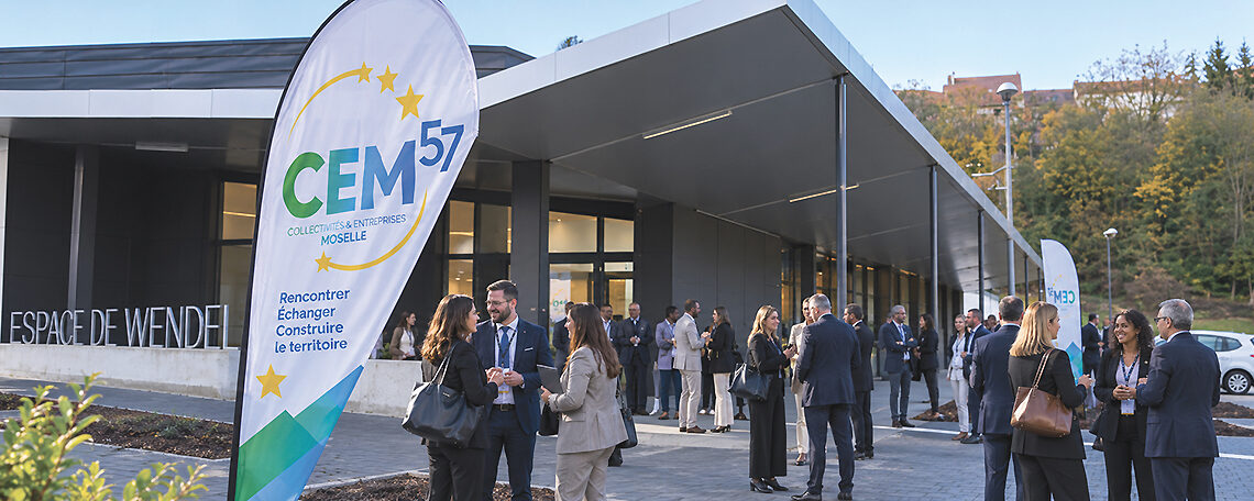 CEM57 2026 devant l’Espace De Wendel à Hombourg-Haut, avec des chefs d’entreprise et acteurs économiques réunis devant l’entrée (simulation IA)