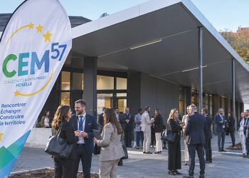 CEM57 2026 devant l’Espace De Wendel à Hombourg-Haut, avec des chefs d’entreprise et acteurs économiques réunis devant l’entrée (simulation IA)