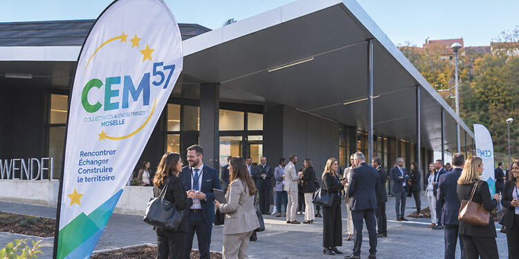 CEM57 2026 devant l’Espace De Wendel à Hombourg-Haut, avec des chefs d’entreprise et acteurs économiques réunis devant l’entrée (simulation IA)