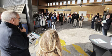 Patrick Weiten prononce un discours devant les agents départementaux du centre de maintenance routière de Bitche, en Moselle.